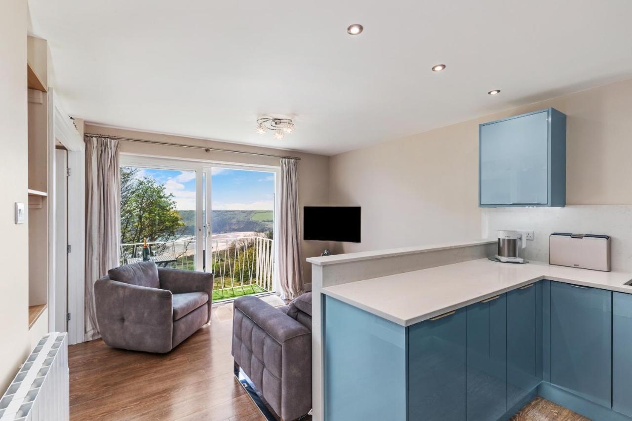 Salty Kisses - Sea Front Aparment