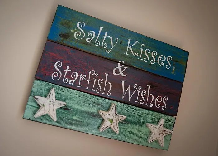 Salty Kisses - Sea Front Aparment